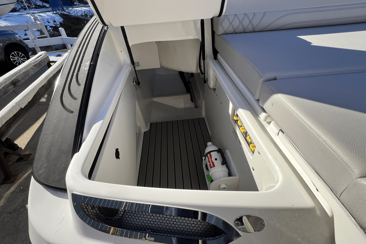 Slide: The Image of Sea Ray SLX 280 2025 - 17