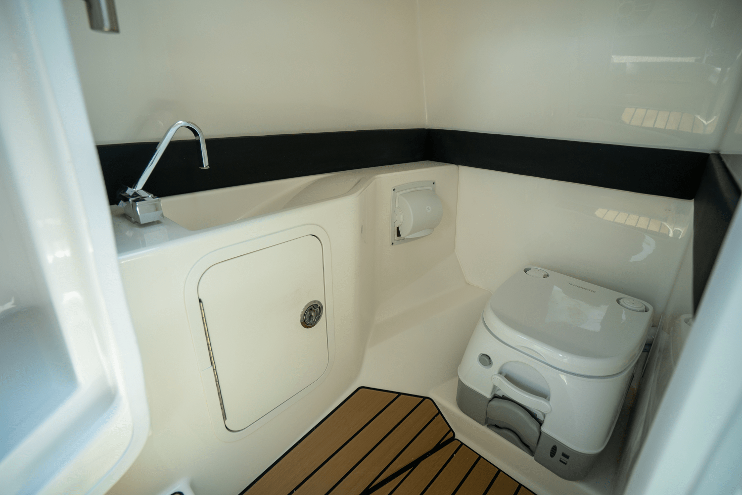 Slide: The Image of Sea Ray SLX 280 2025 - 18