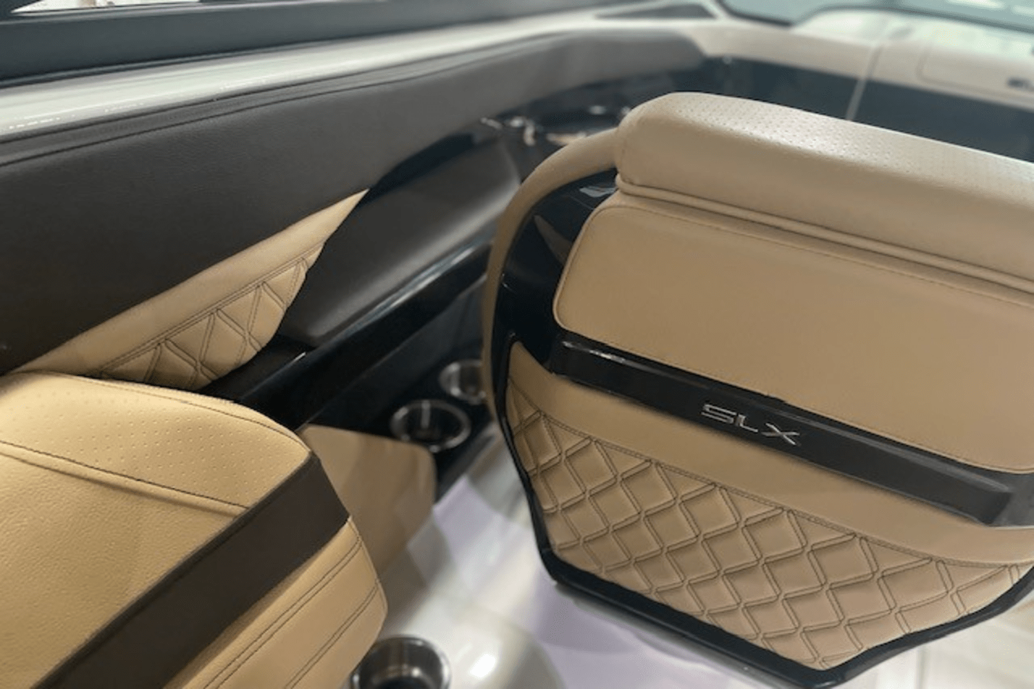 Slide: The Image of Sea Ray SLX 280 2025 - 18