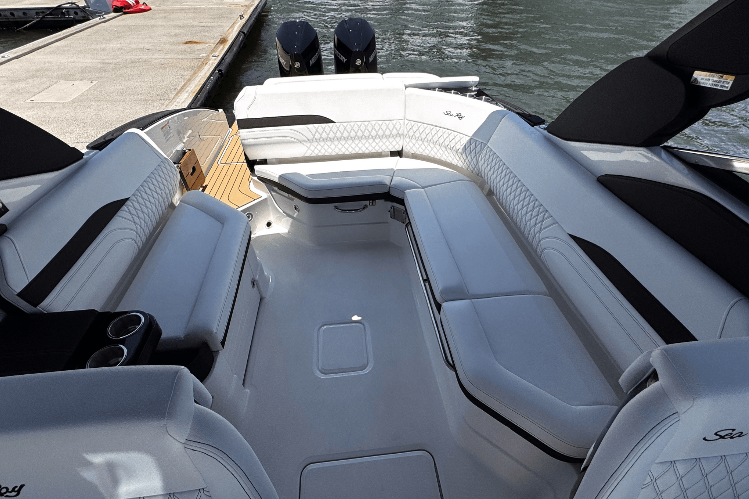 Slide: The Image of Sea Ray SLX 280 2025 - 18