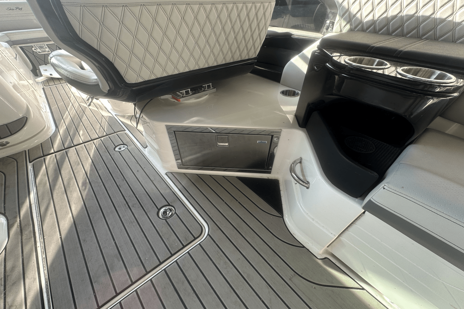 Slide: The Image of Sea Ray SLX 280 2025 - 18