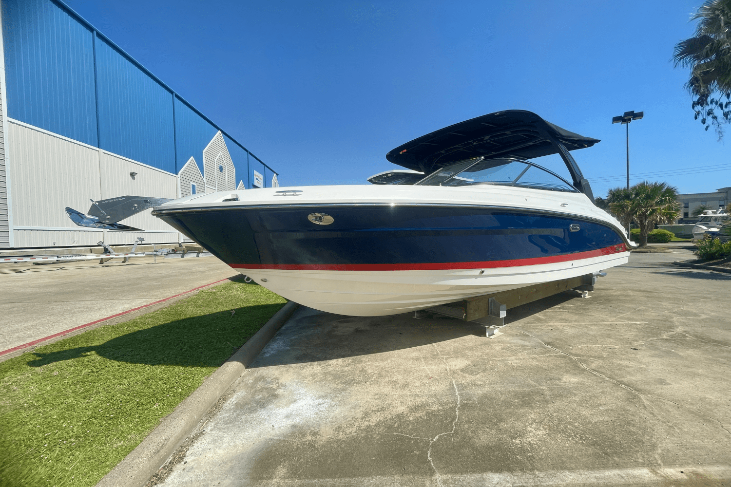 Slide: The Image of Sea Ray SLX 280 2025 - 18