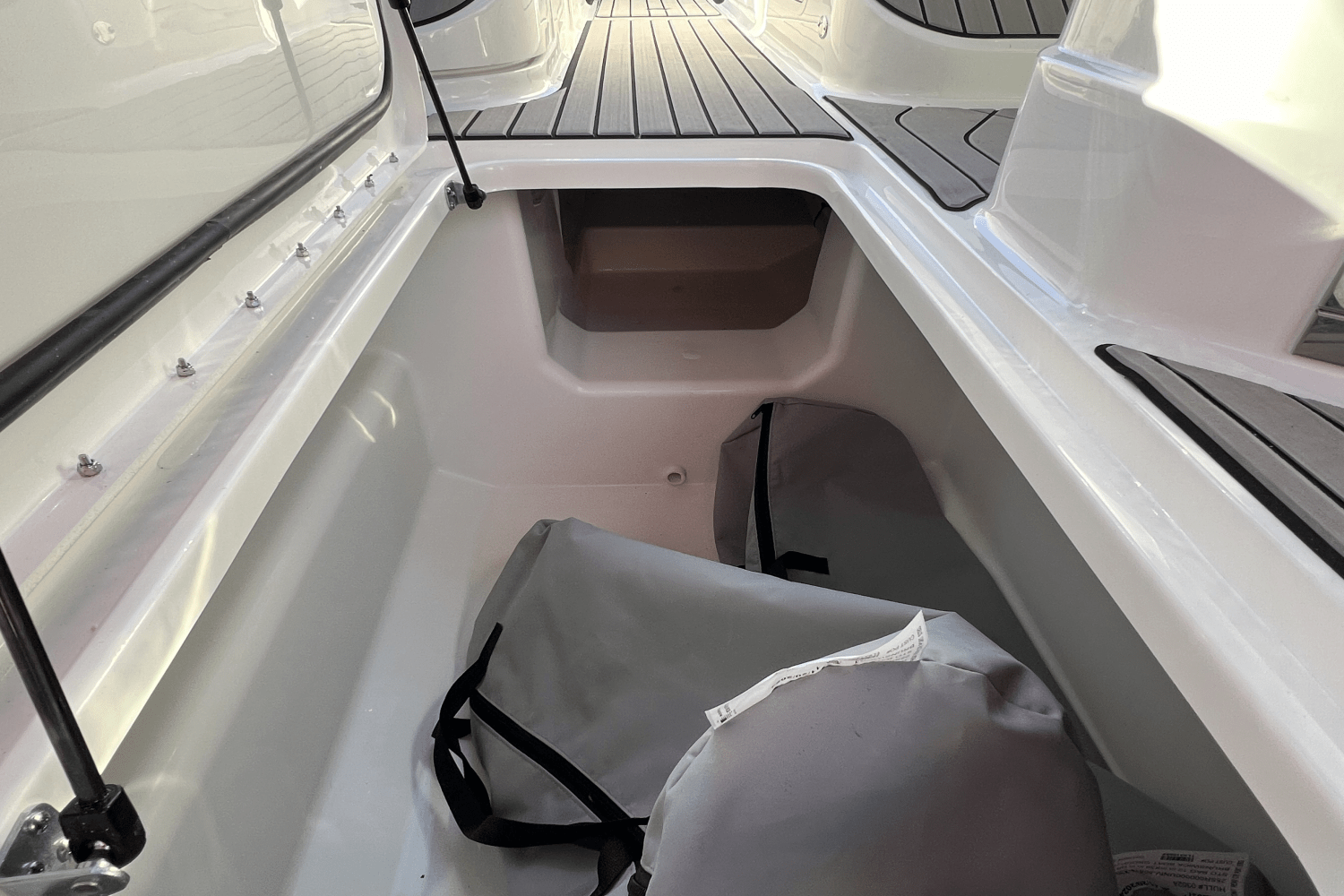 Slide: The Image of Sea Ray SLX 280 2025 - 18