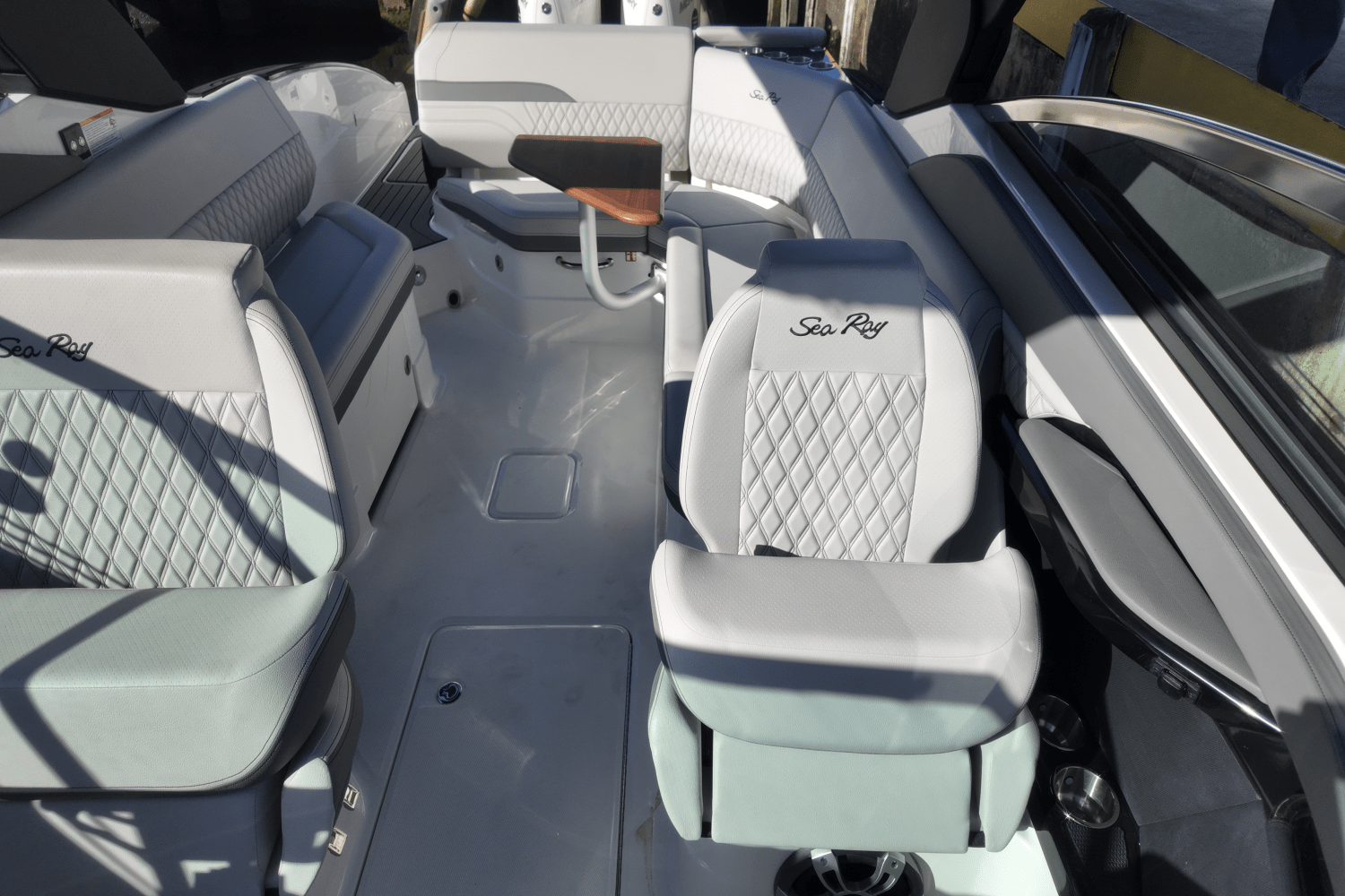 Slide: The Image of Sea Ray SLX 280 2025 - 19