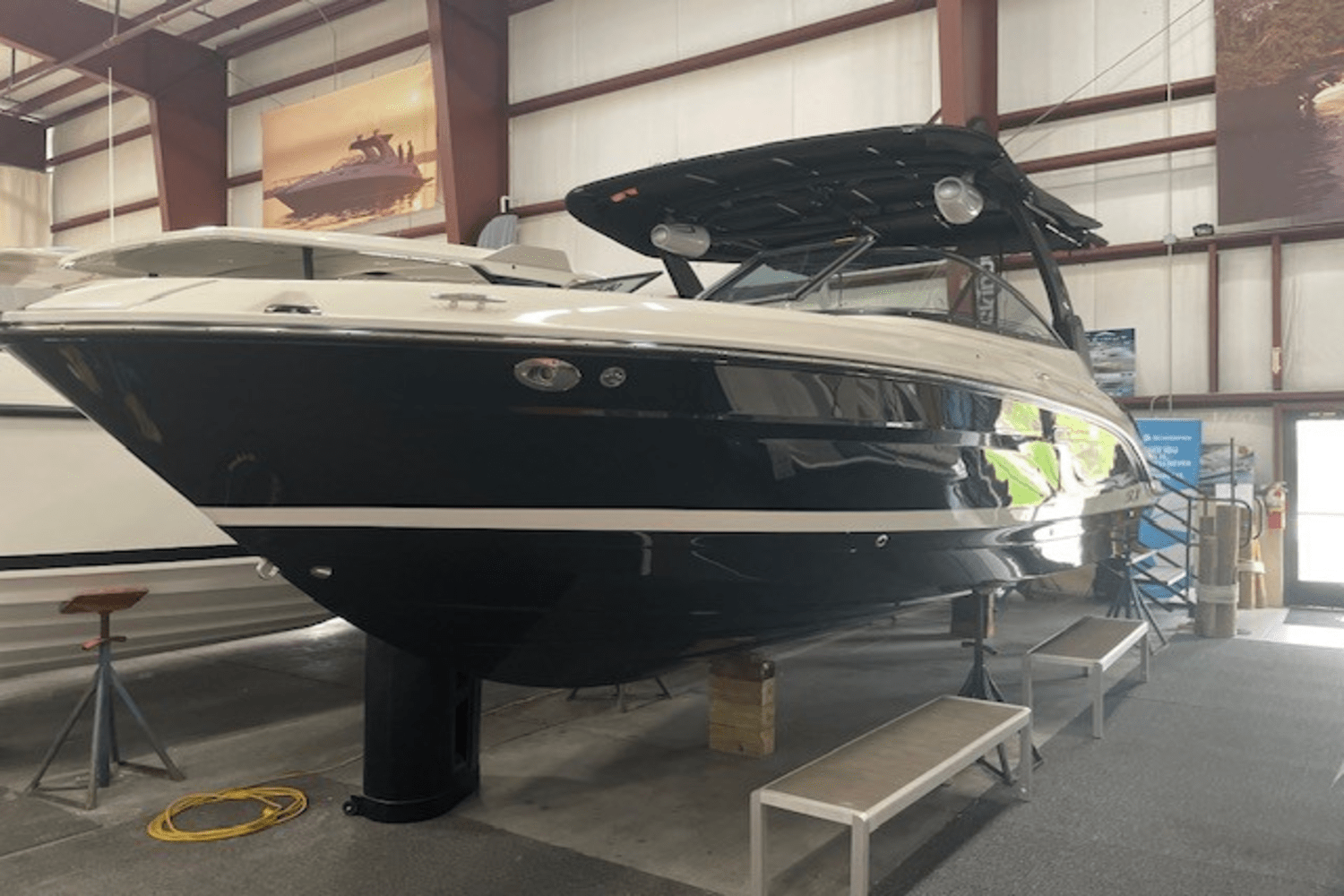 Slide: The Image of Sea Ray SLX 280 2025 - 2