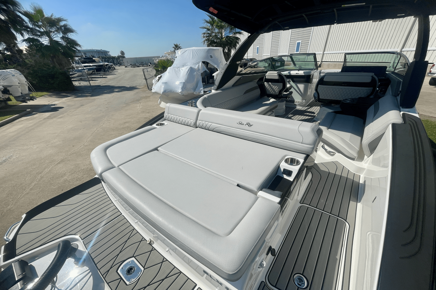 Slide: The Image of Sea Ray SLX 280 2025 - 2