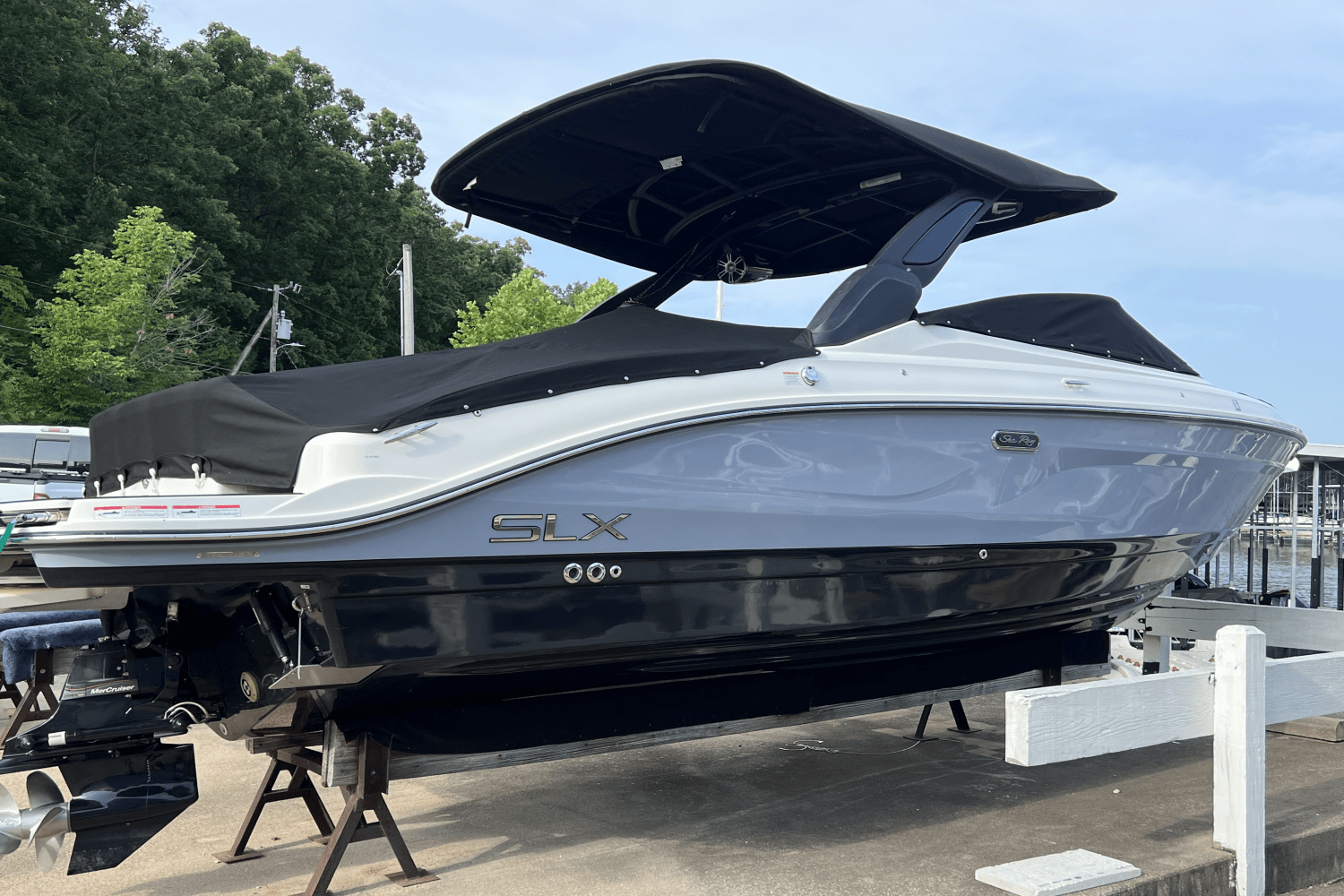 Slide: The Image of Sea Ray SLX 280 2025 - 2