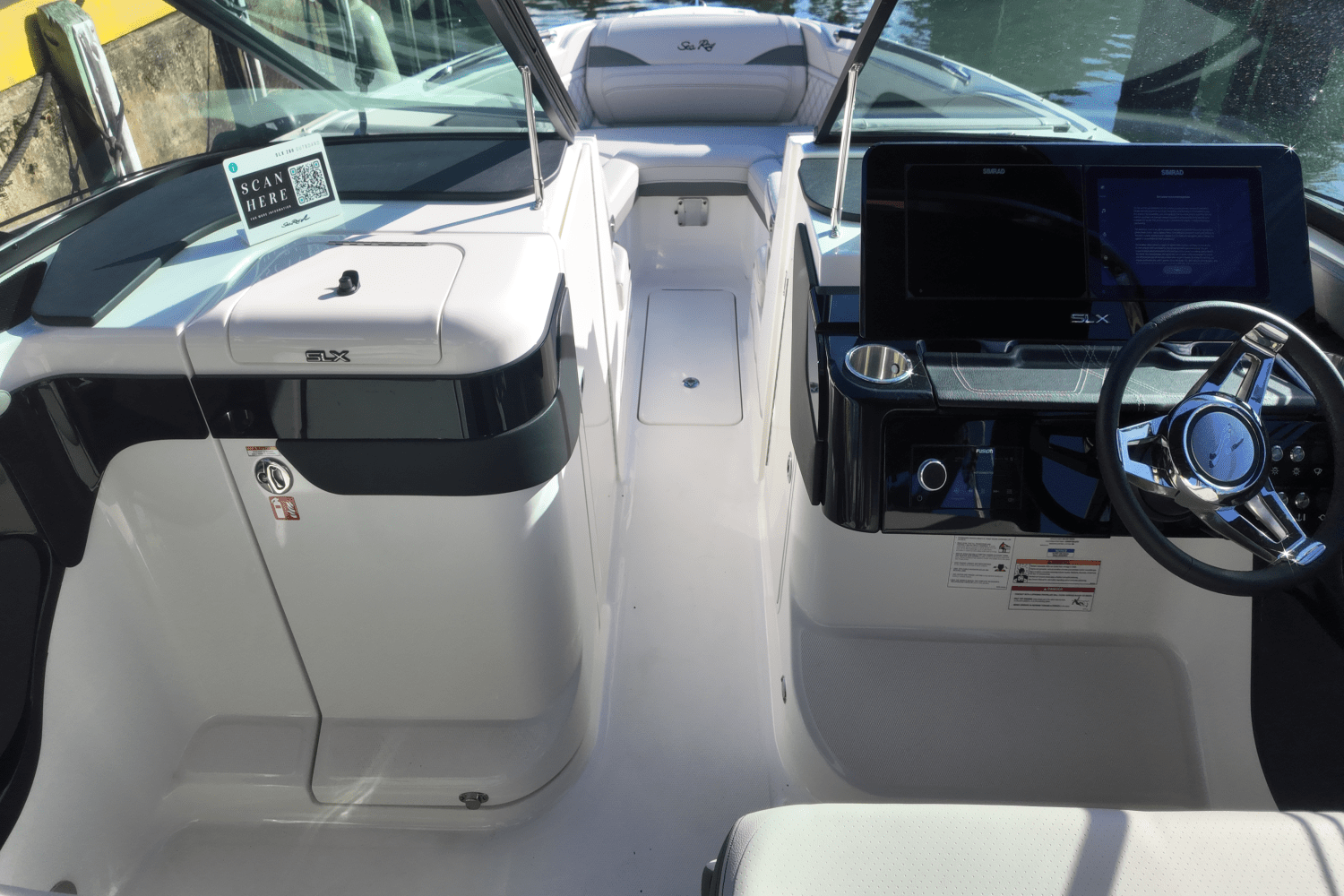 Slide: The Image of Sea Ray SLX 280 2025 - 20