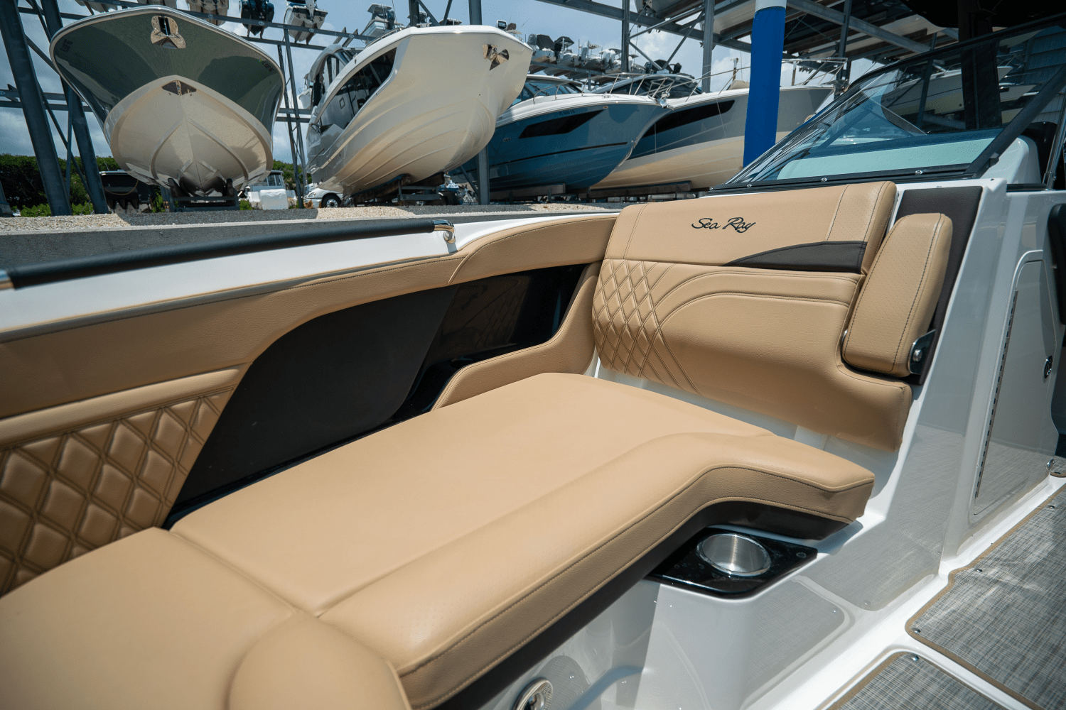 Slide: The Image of Sea Ray SLX 280 2025 - 21