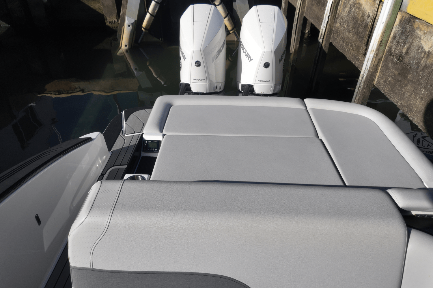 Slide: The Image of Sea Ray SLX 280 2025 - 21