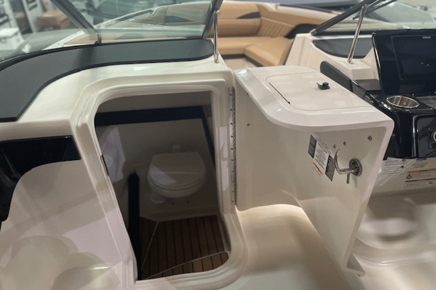 Slide: The Image of Sea Ray SLX 280 2025 - 21