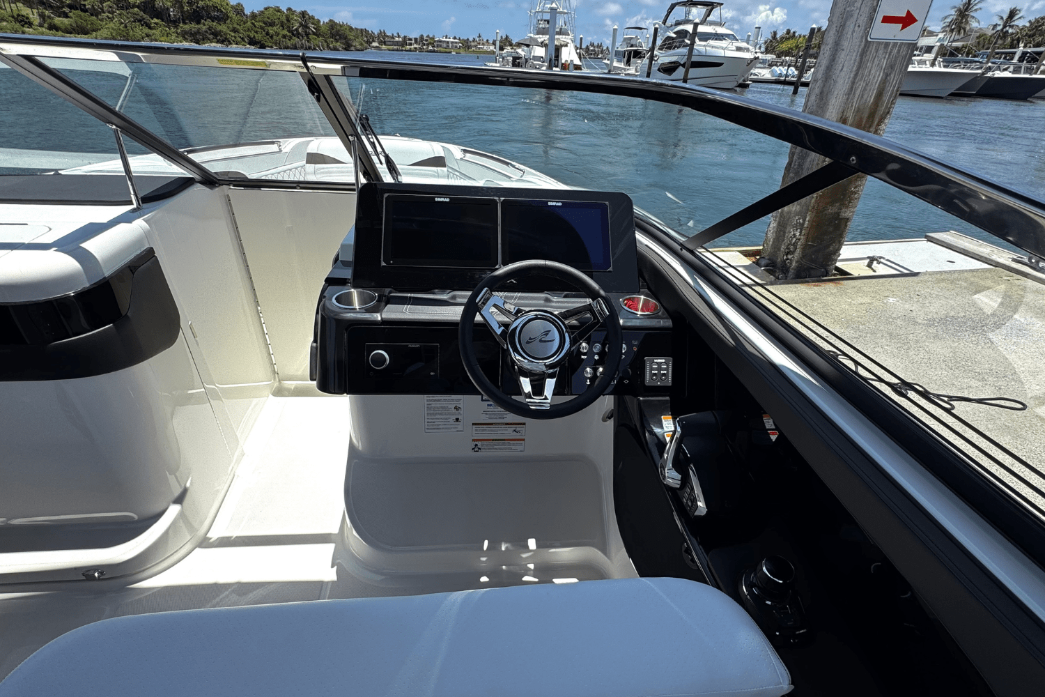 Slide: The Image of Sea Ray SLX 280 2025 - 21