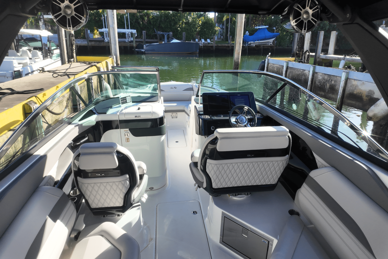 Slide: The Image of Sea Ray SLX 280 2025 - 22