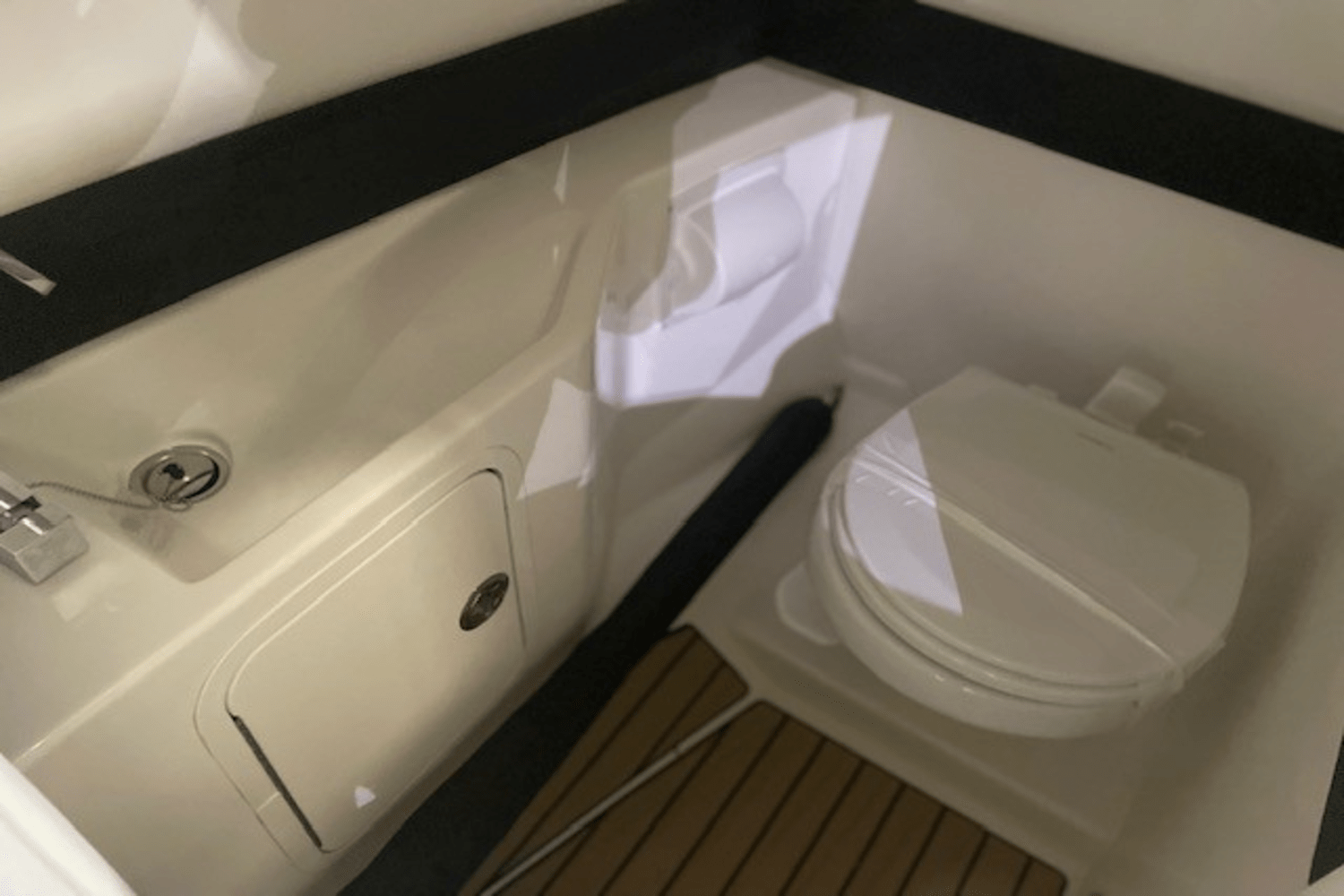 Slide: The Image of Sea Ray SLX 280 2025 - 22