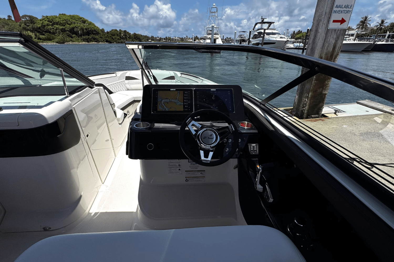 Slide: The Image of Sea Ray SLX 280 2025 - 22