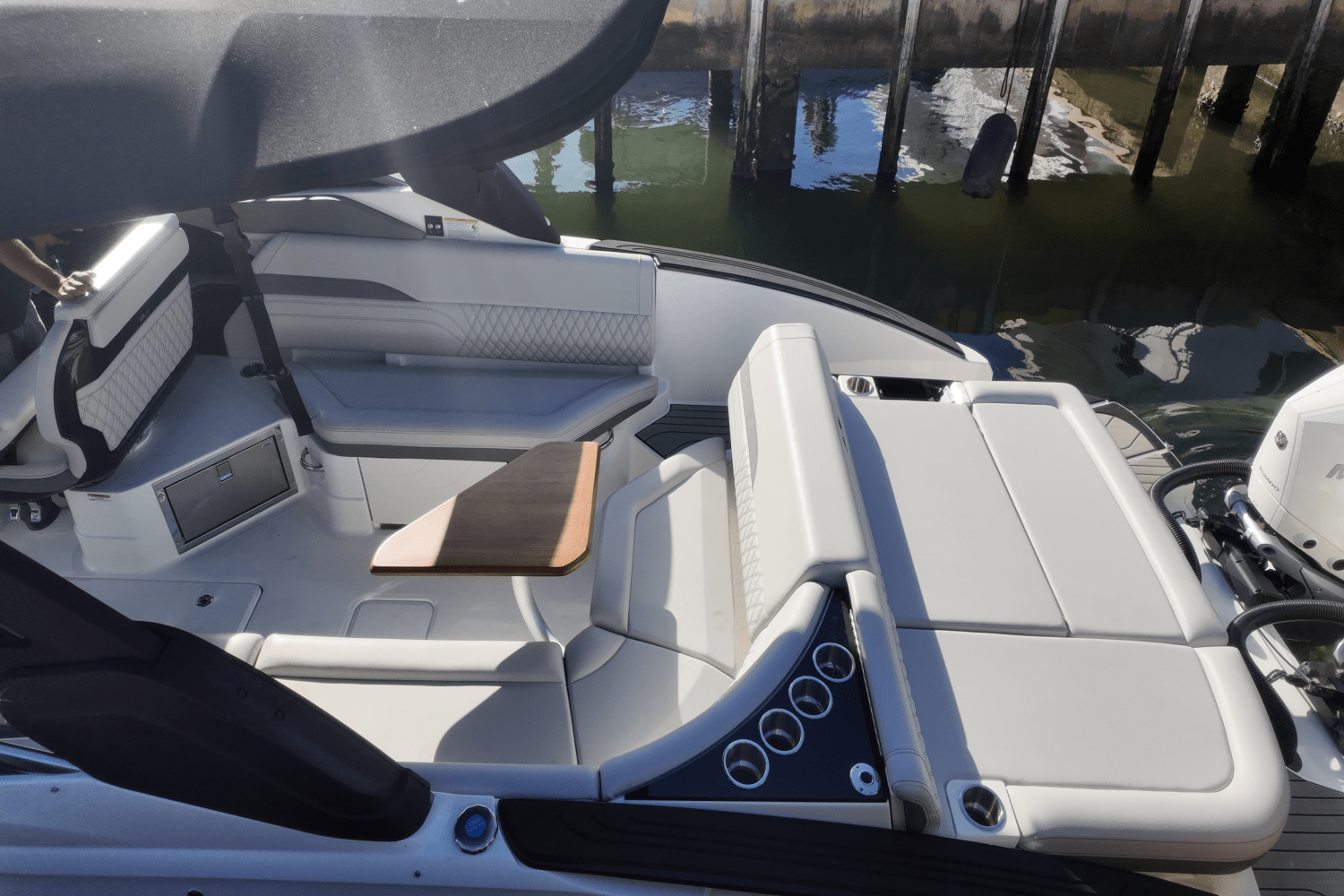 Slide: The Image of Sea Ray SLX 280 2025 - 23