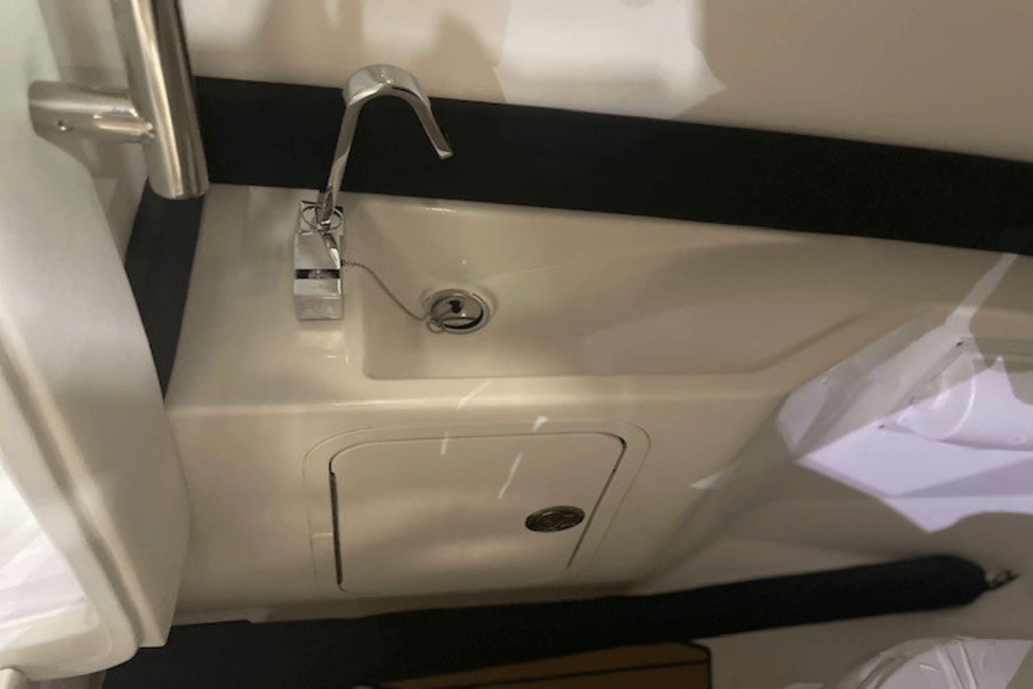 Slide: The Image of Sea Ray SLX 280 2025 - 23