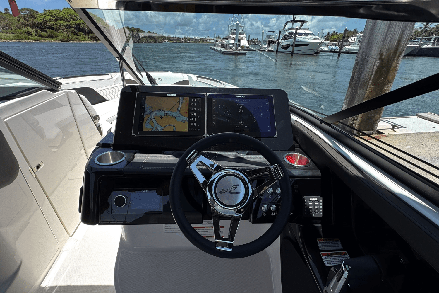 Slide: The Image of Sea Ray SLX 280 2025 - 23