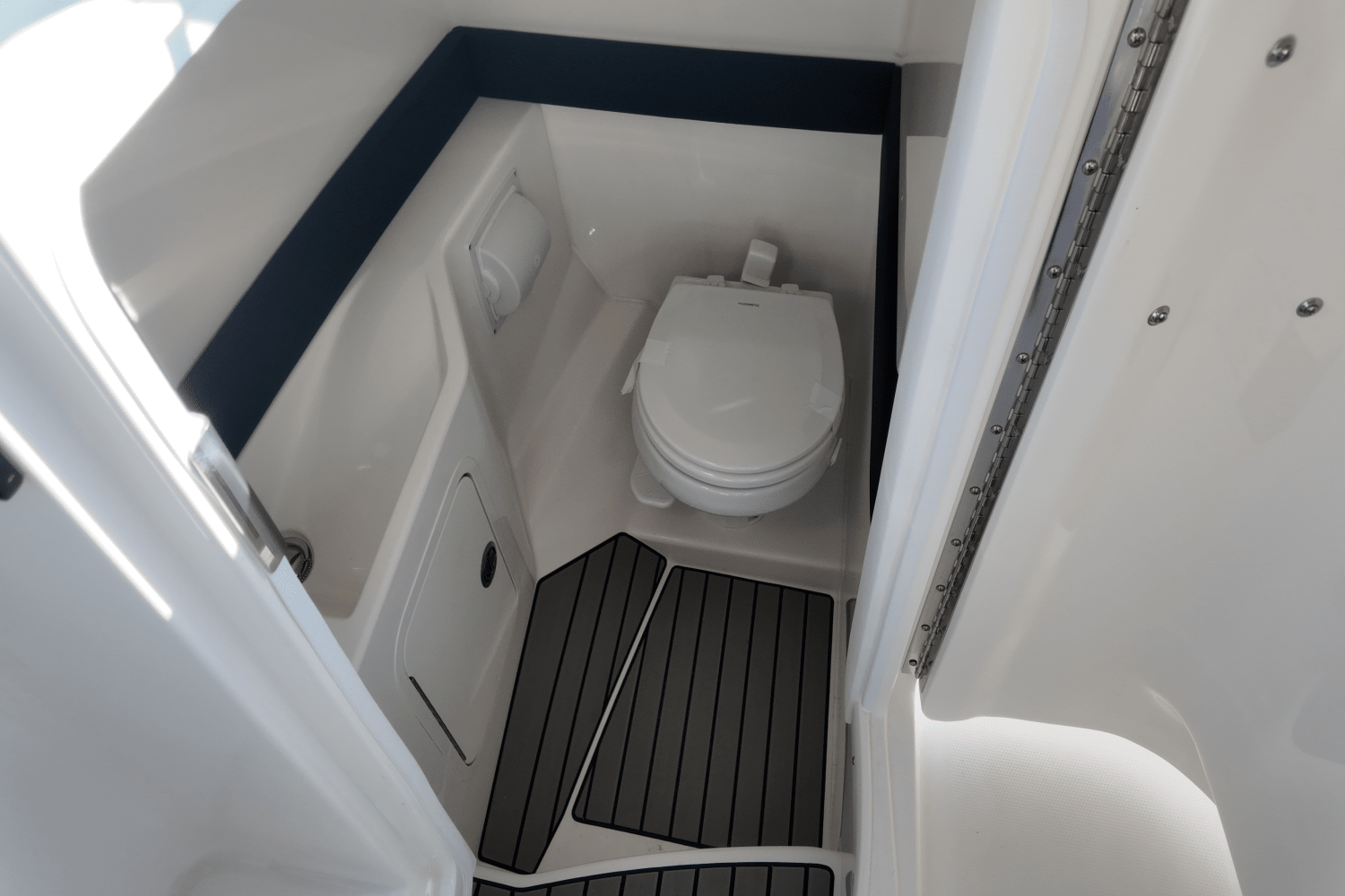 Slide: The Image of Sea Ray SLX 280 2025 - 25