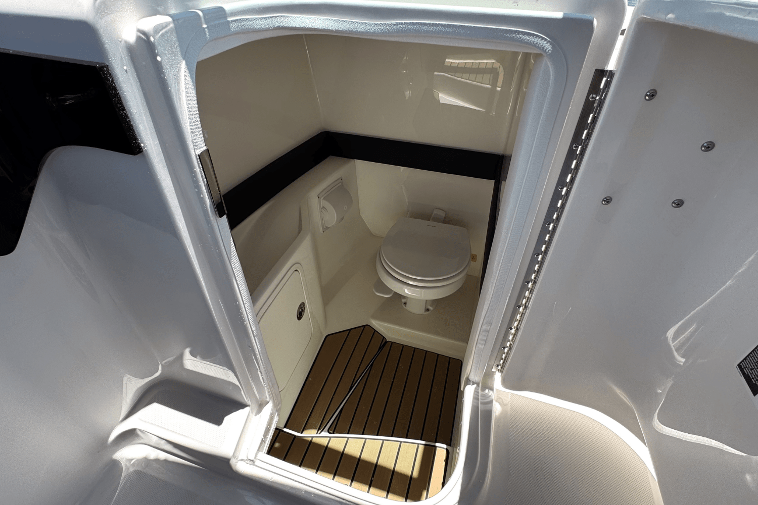 Slide: The Image of Sea Ray SLX 280 2025 - 27