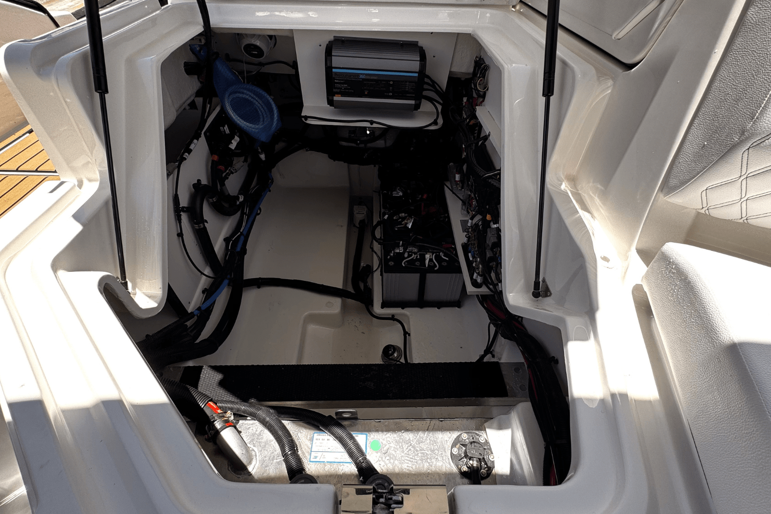 Slide: The Image of Sea Ray SLX 280 2025 - 28