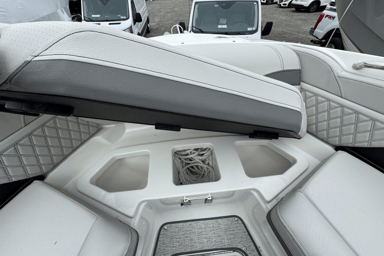 Slide: The Image of Sea Ray SLX 280 2025 - 28