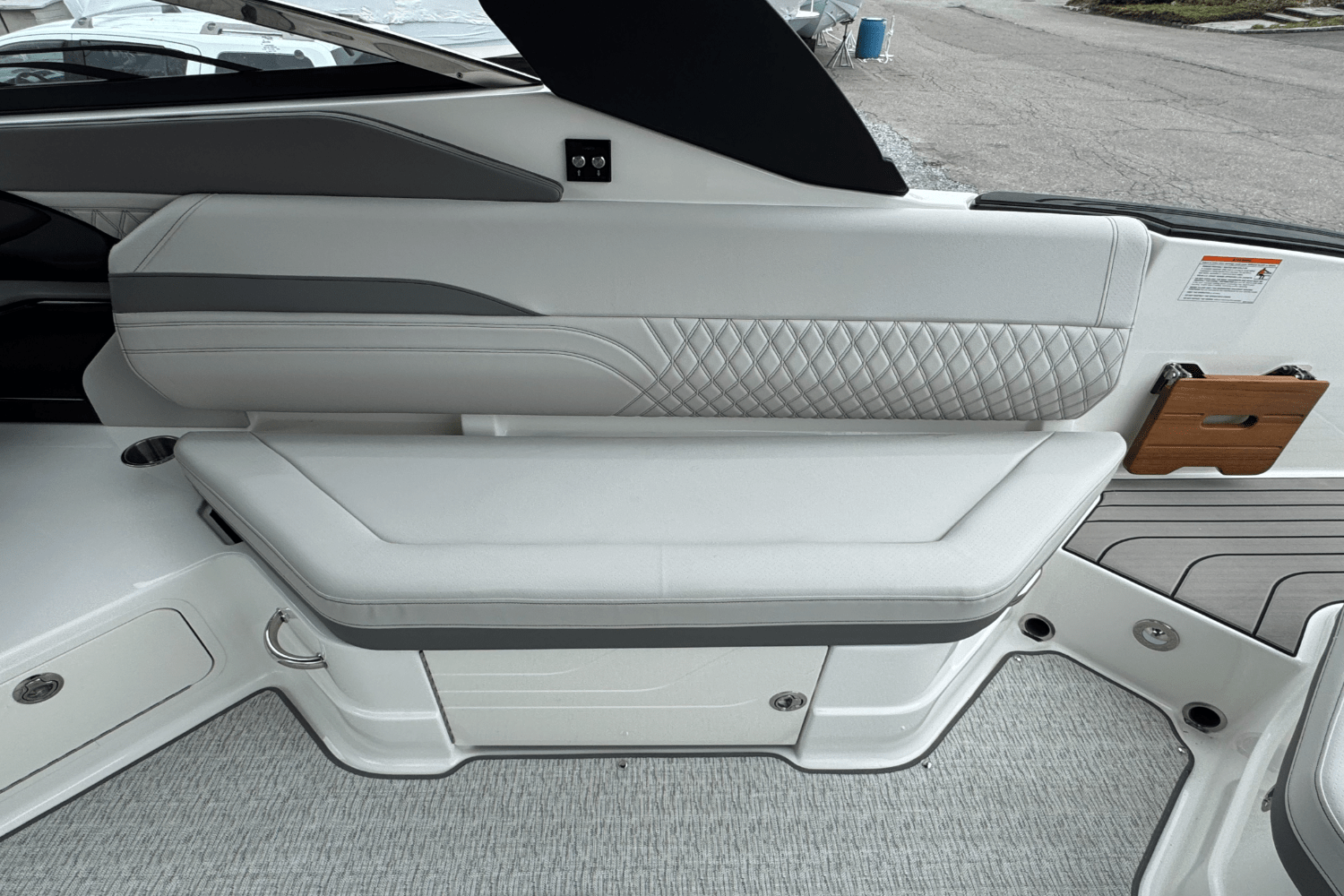 Slide: The Image of Sea Ray SLX 280 2025 - 29