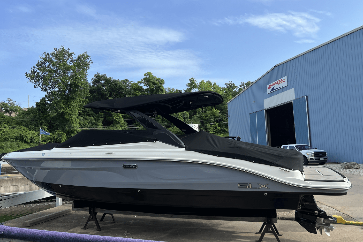 Slide: The Image of Sea Ray SLX 280 2025 - 3