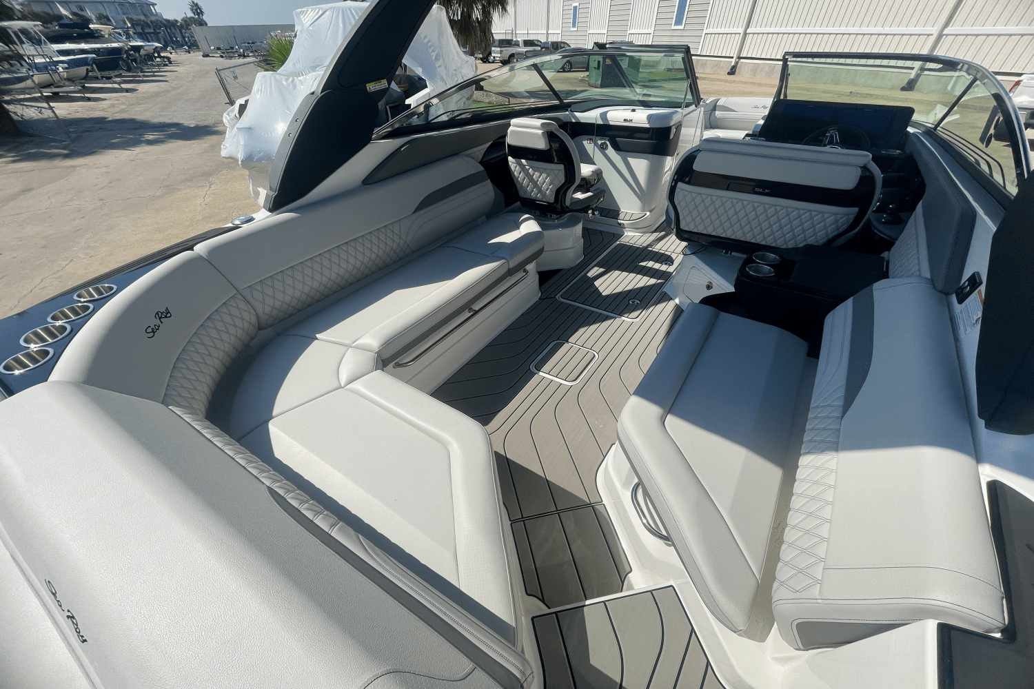 Slide: The Image of Sea Ray SLX 280 2025 - 3