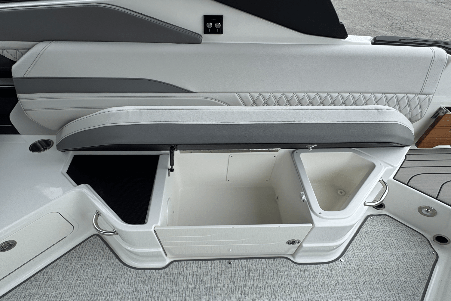 Slide: The Image of Sea Ray SLX 280 2025 - 30