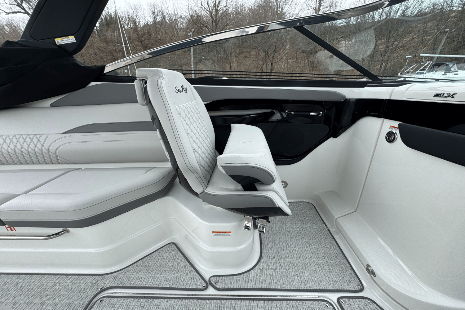 Slide: The Image of Sea Ray SLX 280 2025 - 35