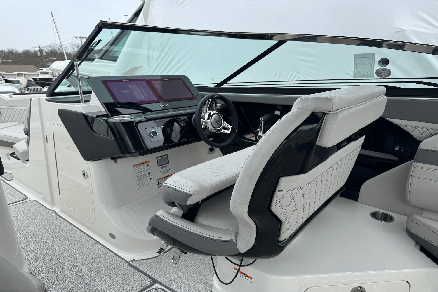 Slide: The Image of Sea Ray SLX 280 2025 - 37