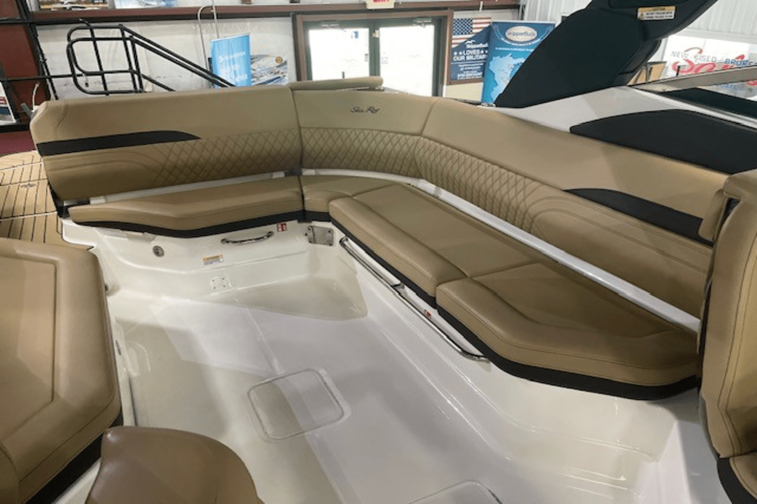 Slide: The Image of Sea Ray SLX 280 2025 - 39