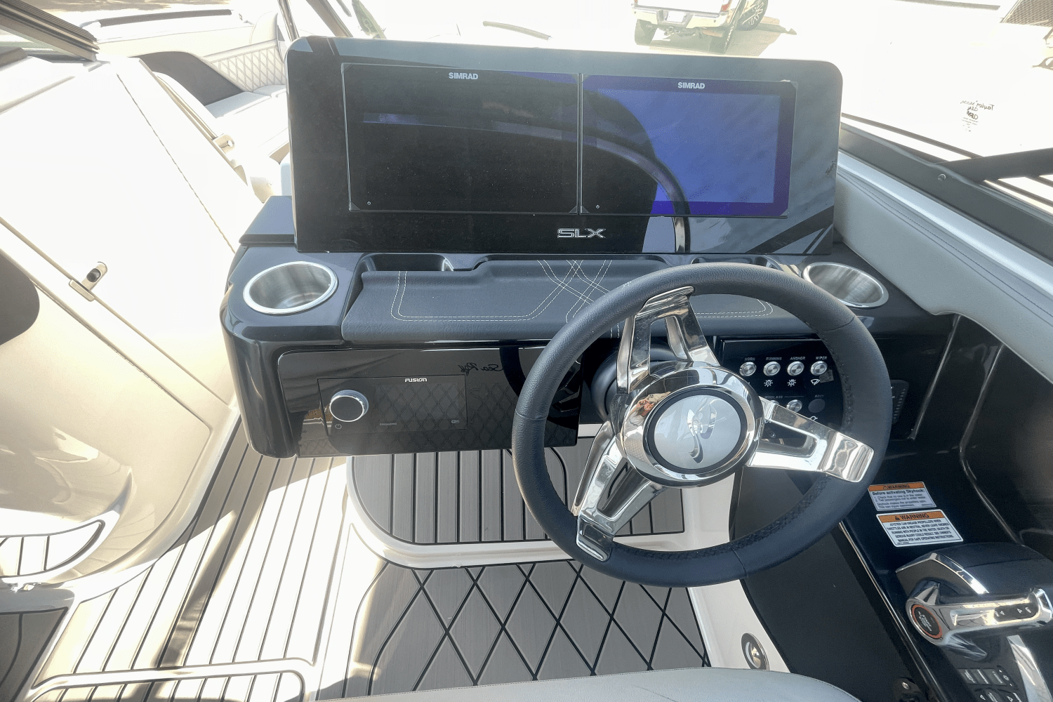 Slide: The Image of Sea Ray SLX 280 2025 - 4