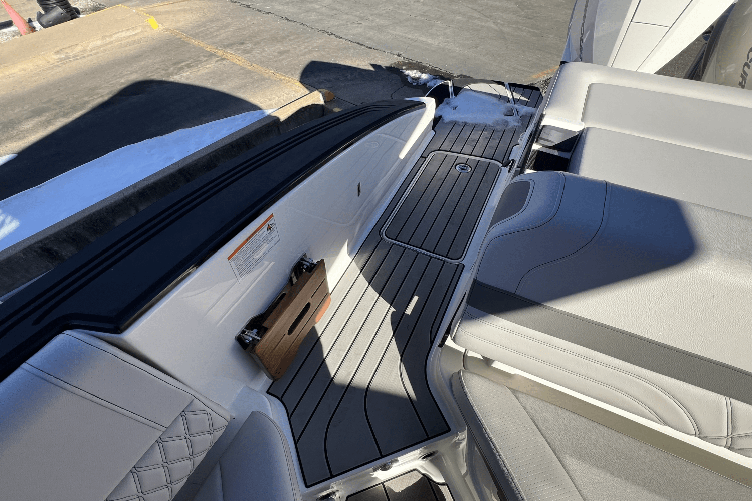 Slide: The Image of Sea Ray SLX 280 2025 - 4