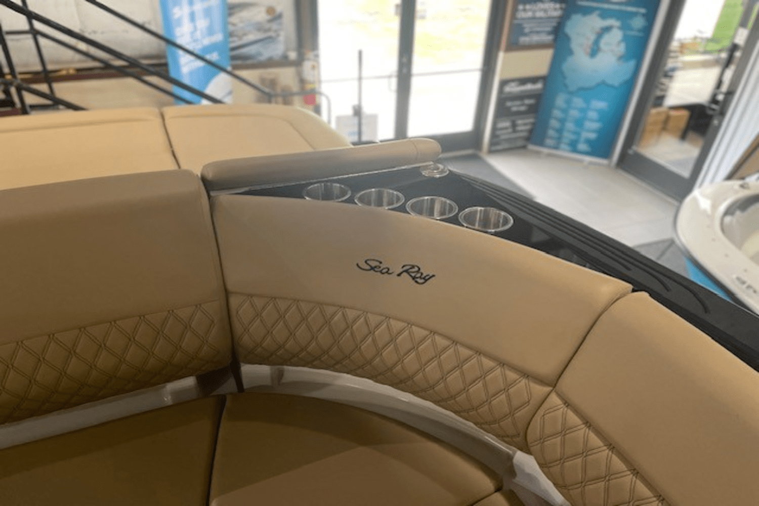 Slide: The Image of Sea Ray SLX 280 2025 - 40