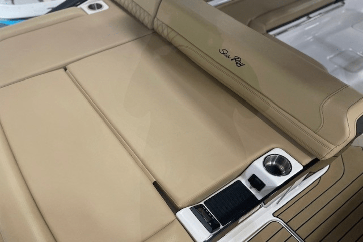 Slide: The Image of Sea Ray SLX 280 2025 - 43