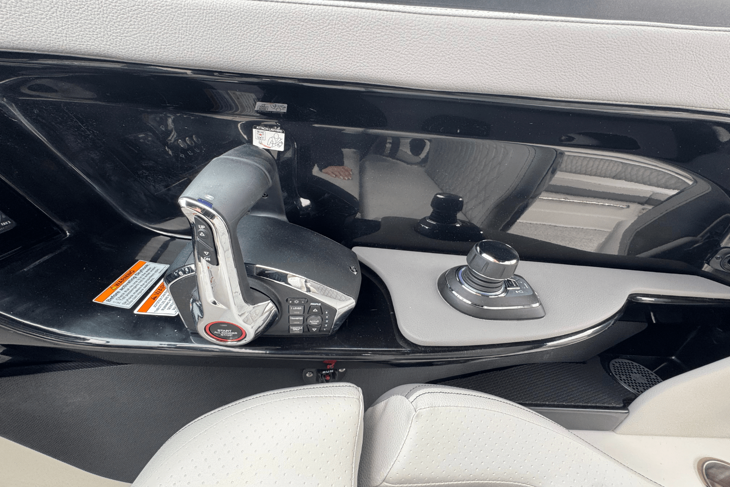 Slide: The Image of Sea Ray SLX 280 2025 - 44