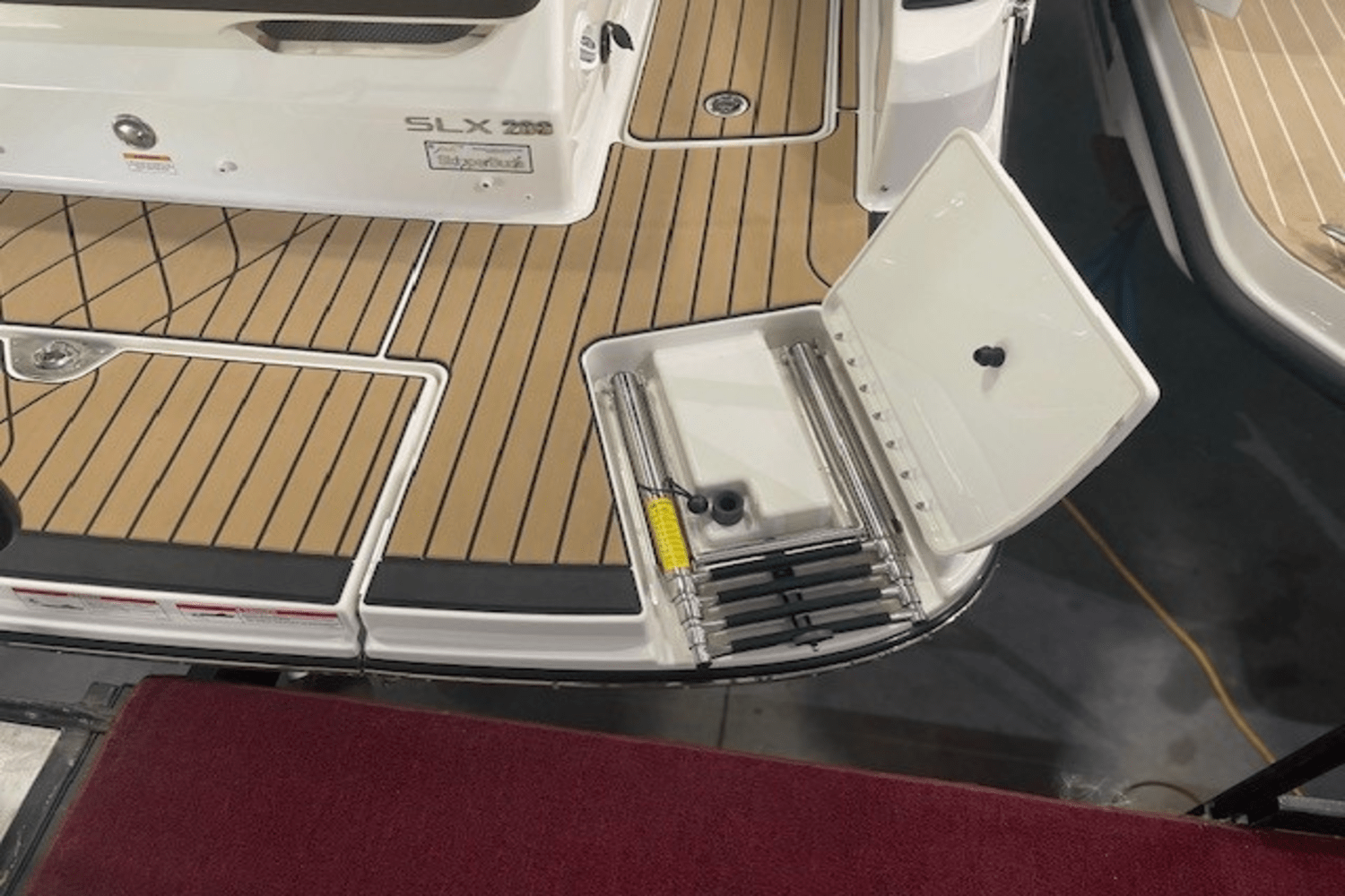 Slide: The Image of Sea Ray SLX 280 2025 - 46