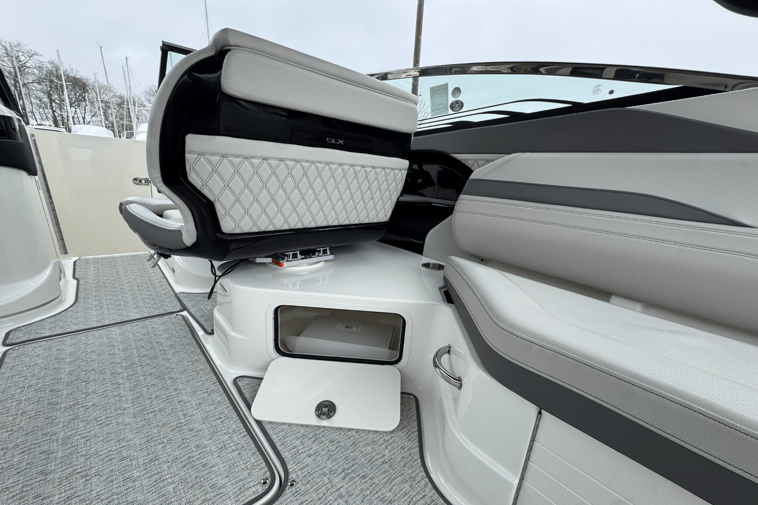 Slide: The Image of Sea Ray SLX 280 2025 - 47