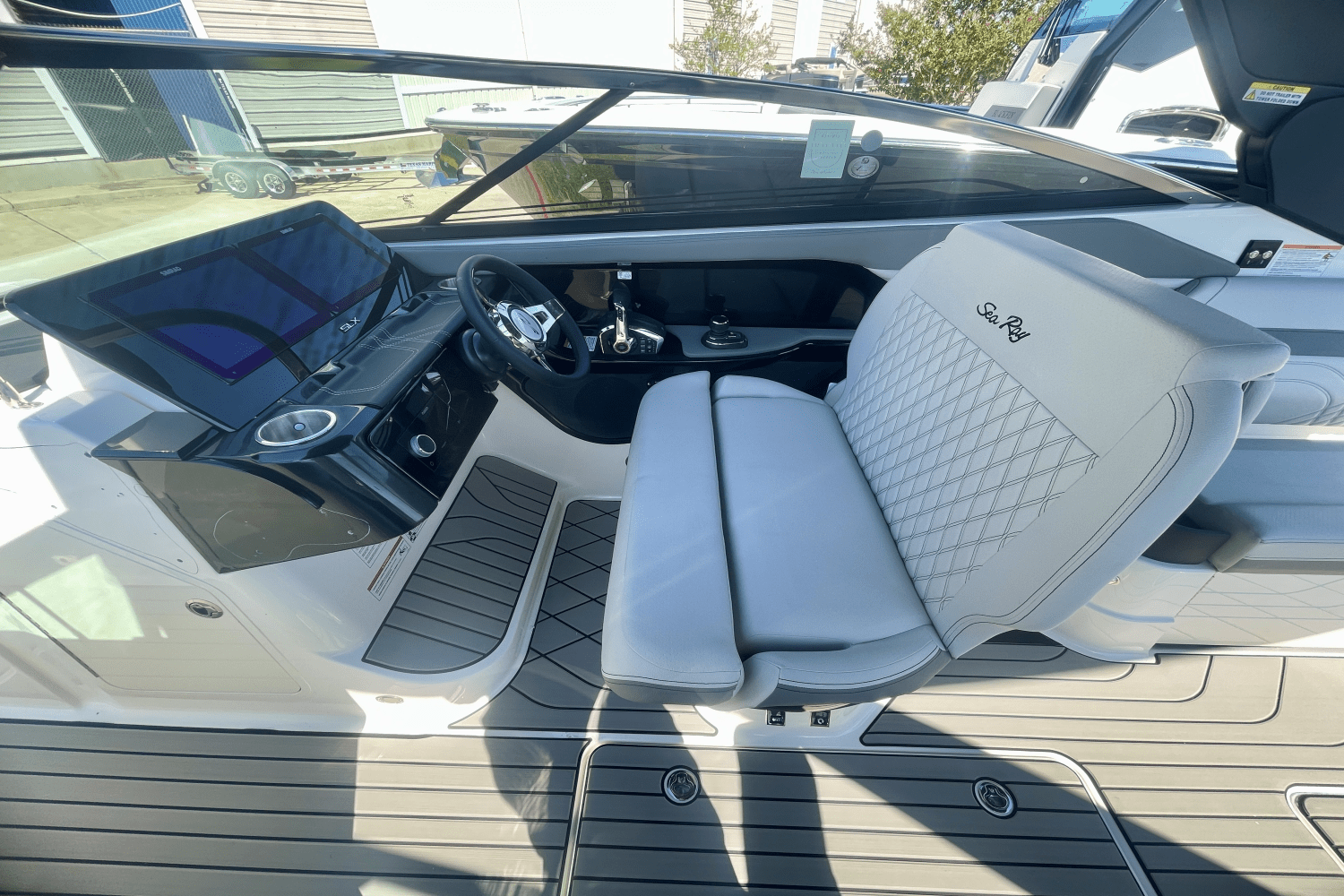 Slide: The Image of Sea Ray SLX 280 2025 - 5