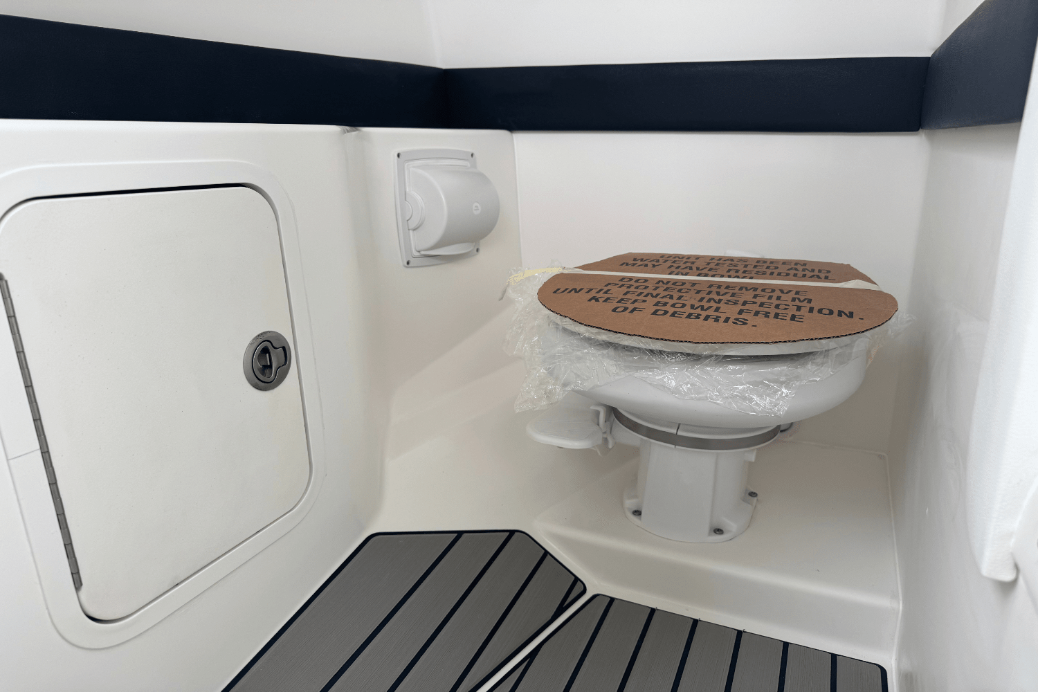 Slide: The Image of Sea Ray SLX 280 2025 - 51