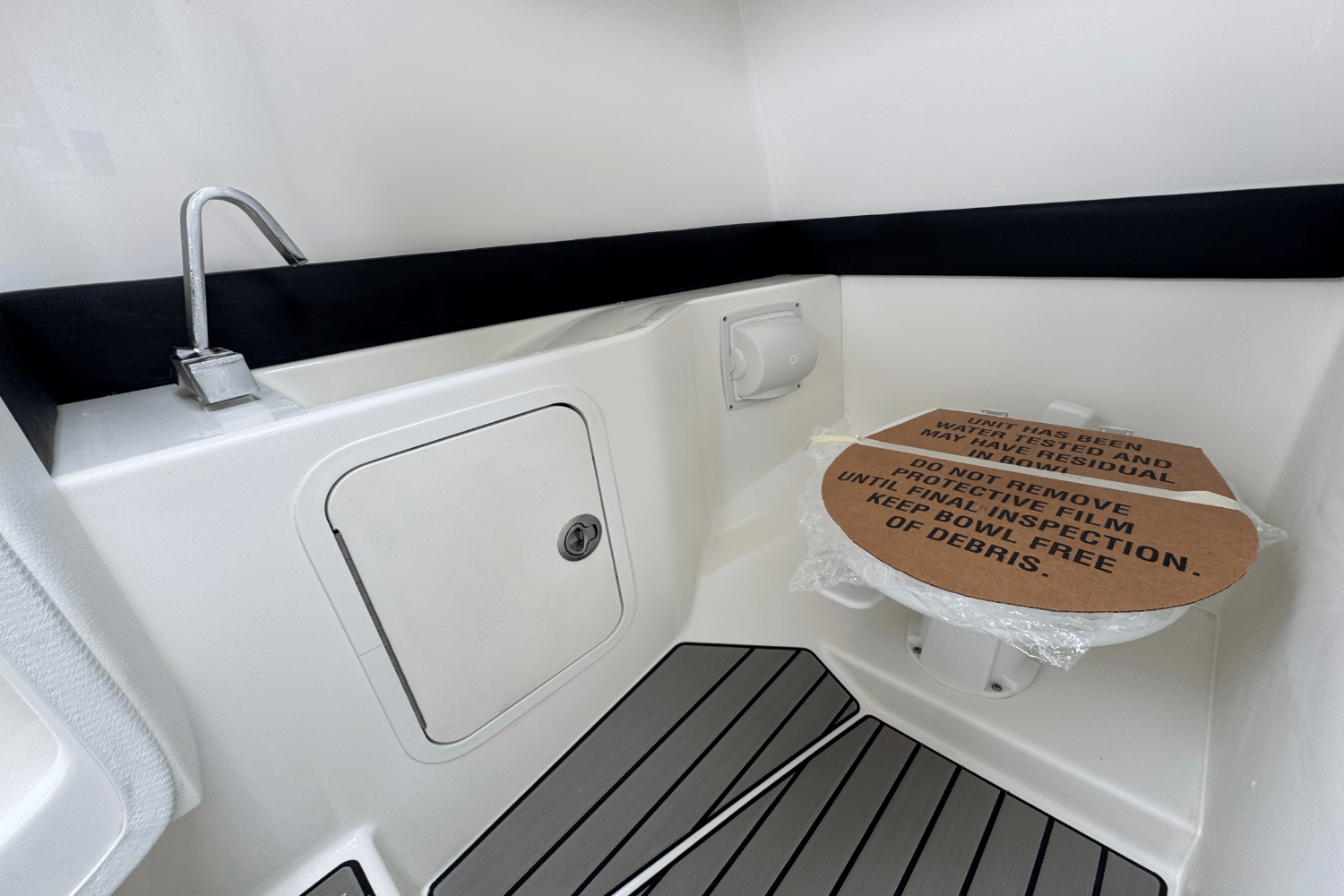 Slide: The Image of Sea Ray SLX 280 2025 - 52