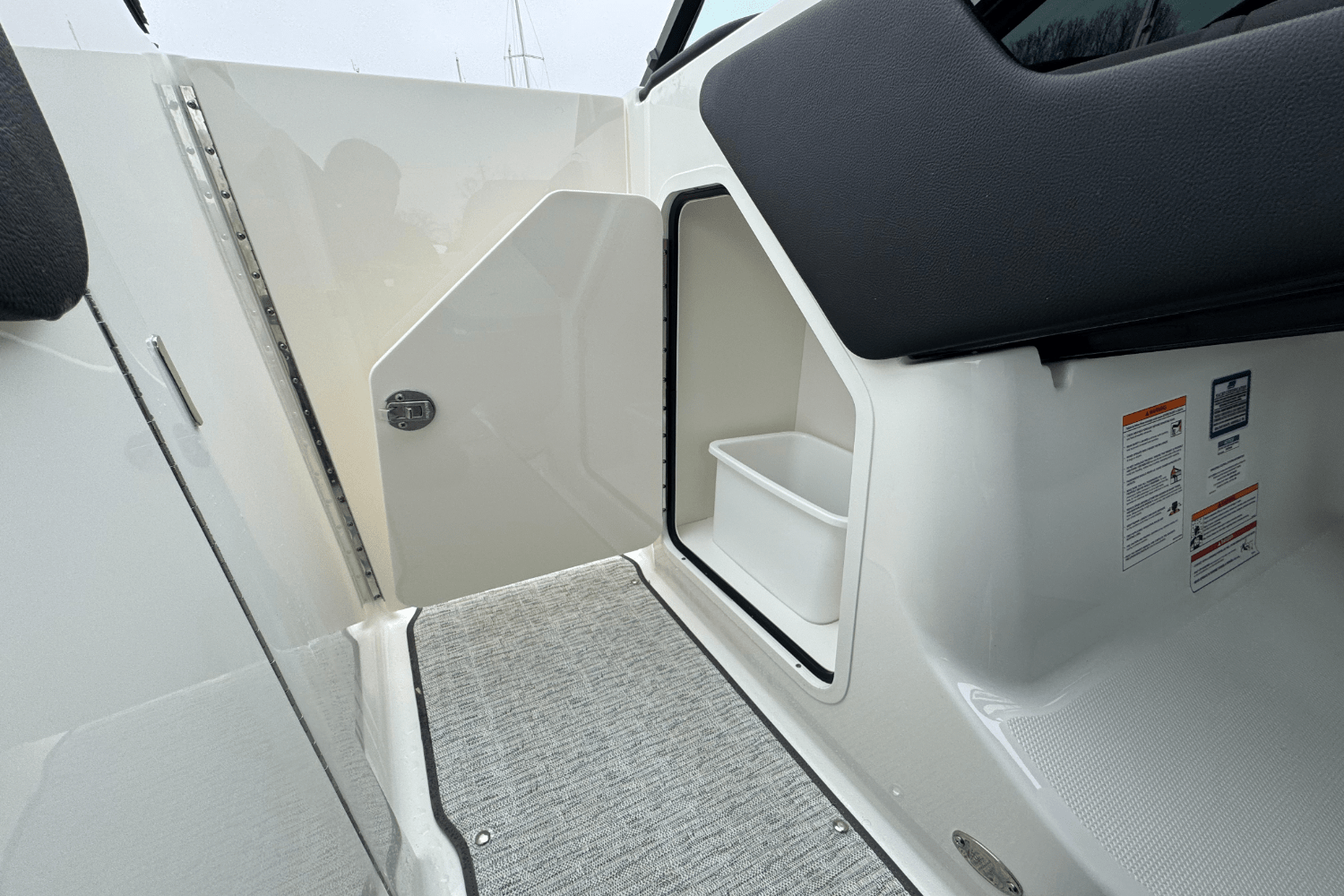 Slide: The Image of Sea Ray SLX 280 2025 - 55