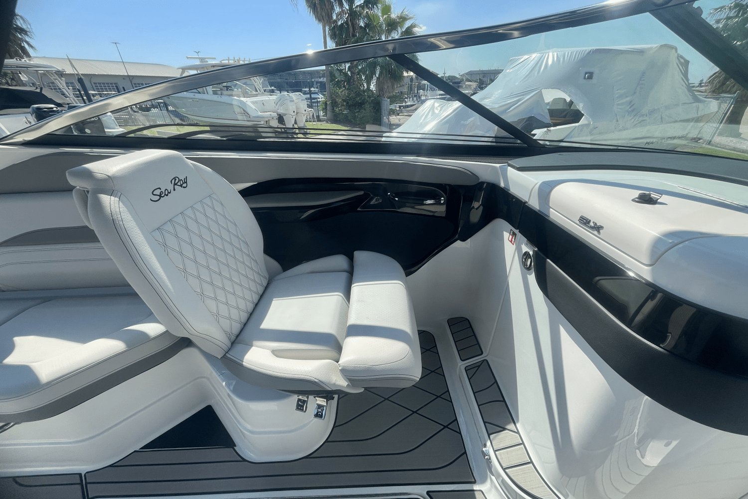 Slide: The Image of Sea Ray SLX 280 2025 - 6