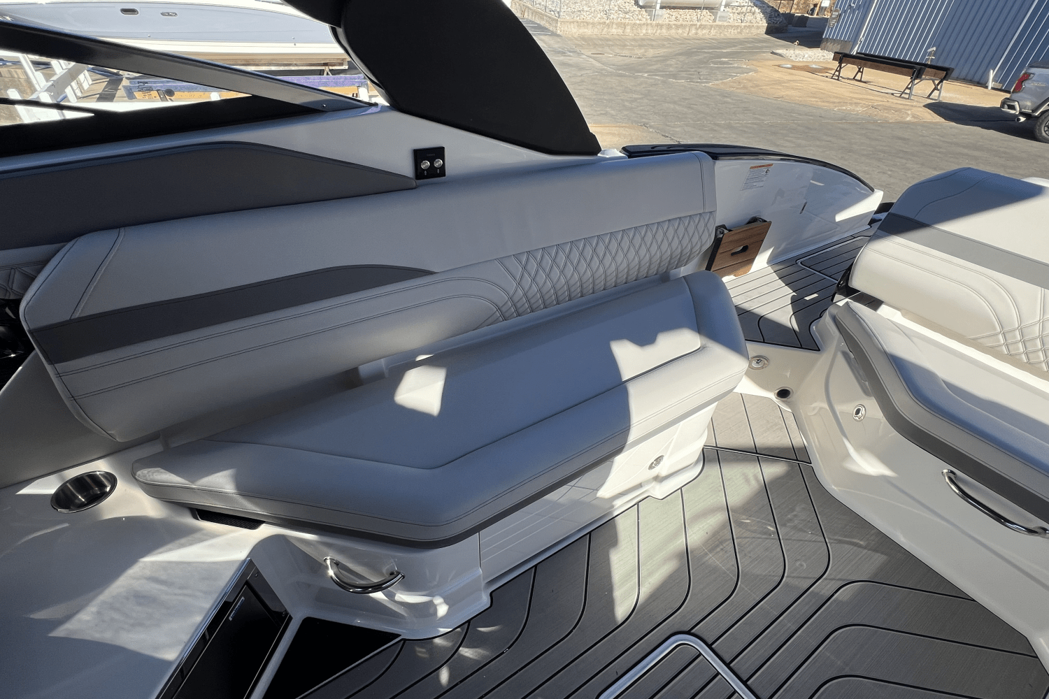 Slide: The Image of Sea Ray SLX 280 2025 - 6