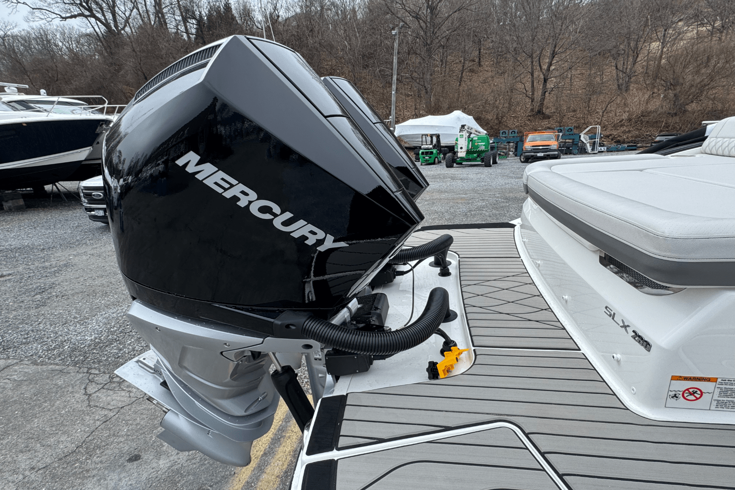 Slide: The Image of Sea Ray SLX 280 2025 - 7