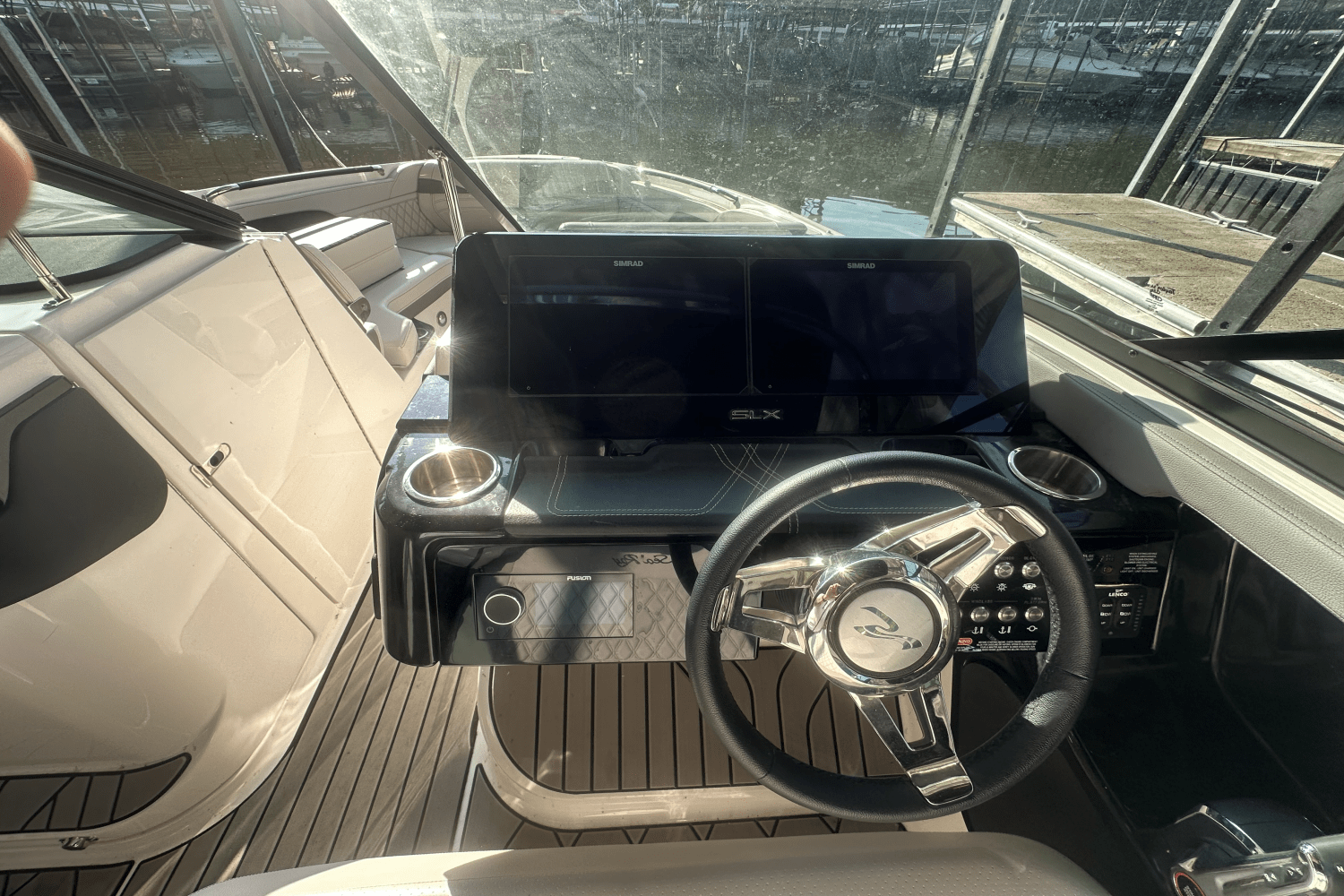 Slide: The Image of Sea Ray SLX 280 2025 - 7