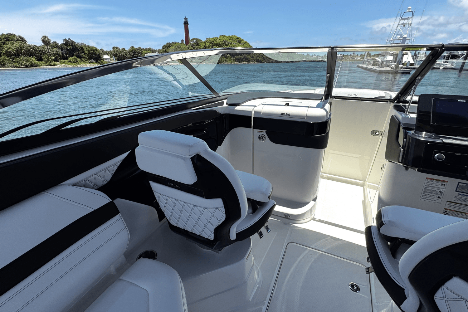 Slide: The Image of Sea Ray SLX 280 2025 - 8