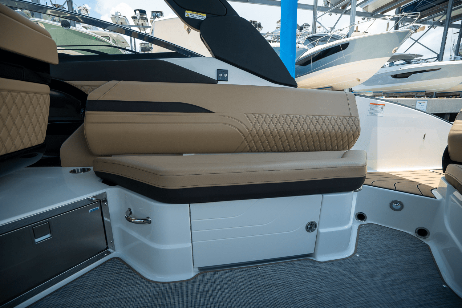 Slide: The Image of Sea Ray SLX 280 2025 - 9